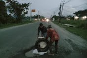 Sering Timbulkan Korban,Wartawan Ini Pasang Rambu DaruratKondisi Jalan Nasional Masih Rusak Berat Di peureulak Barat