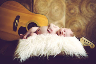 Wallpaper gambar bayi tidur di samping gitar