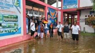 Tinjau Dampak Banjir, Camat Krangkeng Minta Warga Tetap Waspada