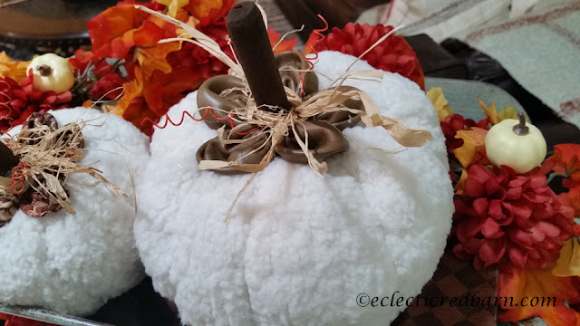 Fall Pumpkin Vignette. Share NOW. #falldecor #pumpkins #vignette #falldecorating #eclecticredbarn