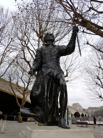 Laurence Olivier Hamlet statue