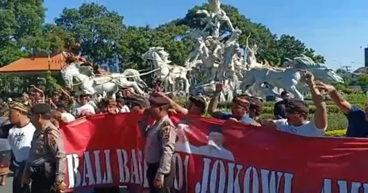 Tiba di Bali, Sandiaga Disambut Spanduk 'Bali Basis Jokowi-Amin'