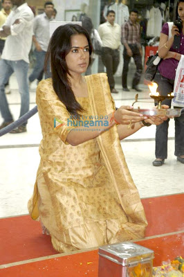 Sameera Reddy at Oberoi Mall's Ganpati