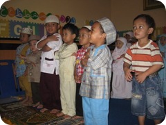 Mengajari Anak-anak Sholat