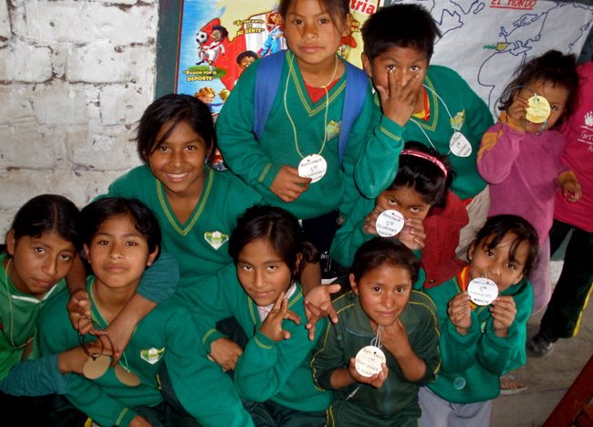 con las medallas de las olimpadas (todos ganaron)