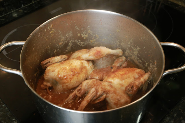 Preparación de pollos picantones en salsa de arándanos