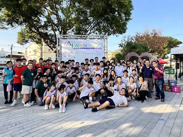 ▲臺灣科普環島列車來到日南車站，大葉大學師生帶小朋友玩科普。（記者林明佑翻攝）
