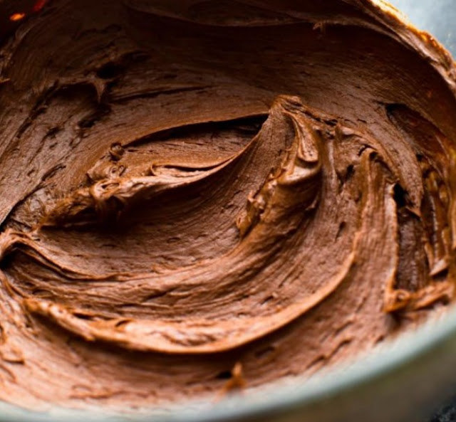 The Best Chocolate Buttercream Frosting #desserts #chocolate