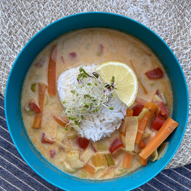 ZUPA Z CZERWONĄ PASTĄ CURRY I RYŻEM - Czytaj więcej »