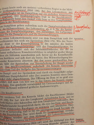 Eine Seite aus "Dampflokomotivkunde". Im Text sind einige Zeilen per Hand rot unterstrichen. Am Rand sind handschriftliche Notizen wie "Heißdampfregler" oder "Dampfentnahmerohr".