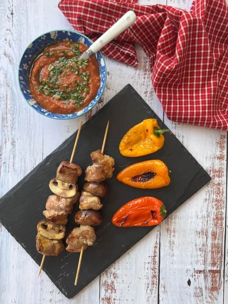 Brochetas de carne con salsa de escalivada