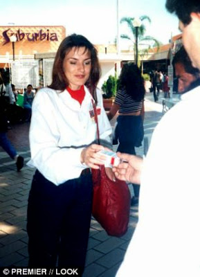 Queen of Spain sells tobacco