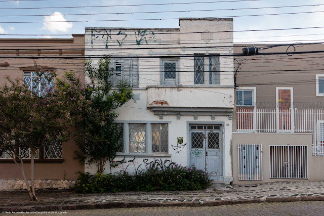 Casa com dois andares na Rua Paula Gomes