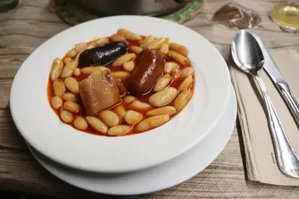 Un plato con fabada asturiana