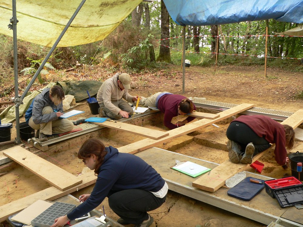 Archaeology students at work in southwestern France - Peyre Blanque (2015) - www.peyreblanque.org