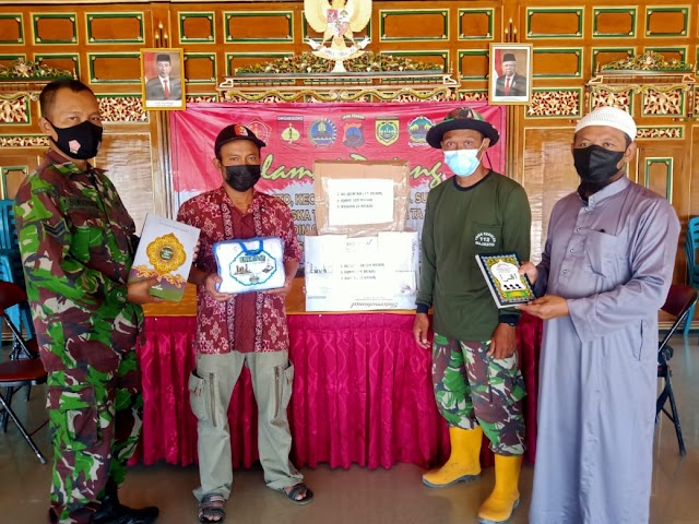 Di Pendopo Balai desa Majasto, Babinsa serahkan bantuan Al-Quram, Buku Iqra' dan Rukuh dari Kemenag Kabupaten Sukoharjo