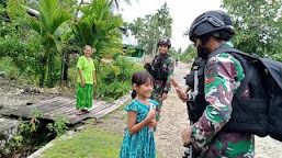 Potret Keceriaan Anak Papua Bersama Satgas TNI DI Perbatasan