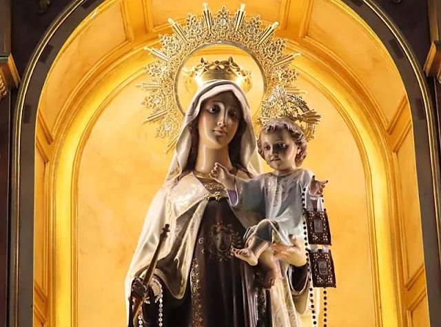 Escultura de la Virgen en la Parroquia San Juan Evangelista.