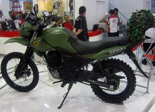 Foto Modifikasi Honda Verza dengan mengubah total penampilan motornya, agar terlihat seperti motor ala motor trail yang tak terlihat dari standartnya Maka part part yang wajib harus diganti yaitu handguard, stang tinggi ala motor trail (fatbar),knalpot racing,undertail, ban menggunakan ban tahu