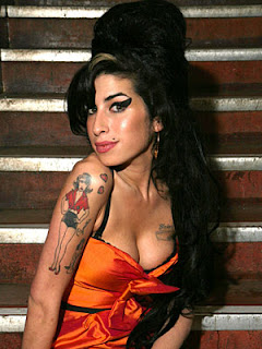 Amy Winehouse cai em show no Recife