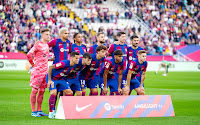 F. C. BARCELONA. Temporada 2023-24. Ter Stegen, Ronald Araújo, Koundé, Iñigo Martínez, Lewandowski y Gündoğan. João Cancelo, Pedri, João Félix, Lamine Yamal y Fermín. F. C. BARCELONA 2 🆚 DEPORTIVO ALAVÉS 1 Domingo 12/11/2023, 16:15 horas. Campeonato de Liga de 1ª División, jornada 13. Barcelona, Estadi Olimpic Lluis Companys: 38.183 espectadores. GOLES: ⚽0-1: 1’, Samu Omorodion. ⚽1-1: 53’, Robert Lewandowski. ⚽2-1: 78’, Robert Lewandowski, de penalti.