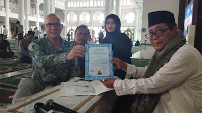 Seorang Ateis Terketuk Hatinya Hingga Masuk Islam di Masjid Al-Akbar Surabaya
