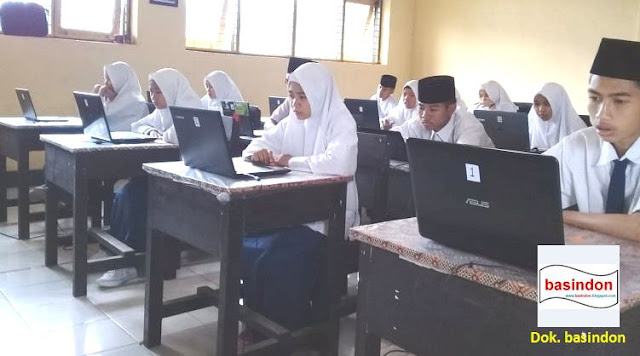  Rumahnya hanya dua ratus meter dari rumah Ema Soal Simulasi UNBK Bahasa Indonesia SMP/MTs 