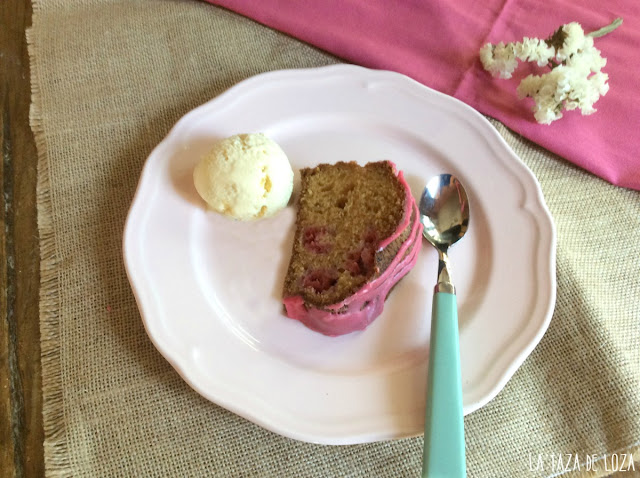 bundt-cake-de-frambuesa-con--helado-de-vainilla