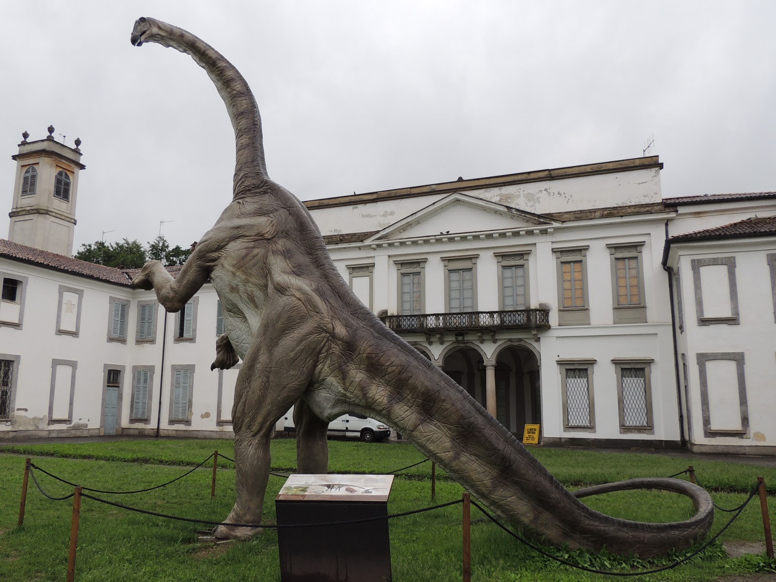 Ci ritroviamo cos¬ nel parco della reggia di Monza a villa Mirabello DINOSAURI IN CARNE E OSSA