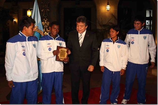 doc. hector escobedo da reconocimento a seleccion sub-20 (4).jpg