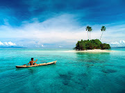 . que varias de las islas más pequeñas son simplemente atolones minúsculos .