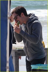 elijah-wood-television-setmytext16
