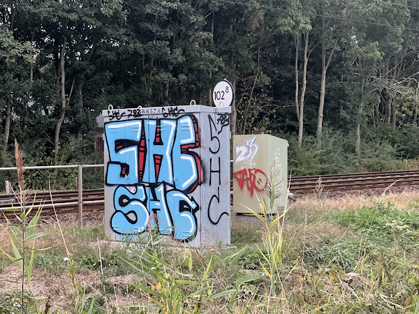 Graffiti langs spoorbaan, SHC