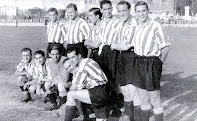 ATHLETIC CLUB DE BILBAO - Bilbao, Vizcaya, España - Temporada 1939-40 - Panizo, Arqueta, Urra, Oceja, Unamuno I y Viar; Bertol, Macala, Fernando Llorente, Gorostiza y Unamuno II - ATLÉTICO DE BILBAO 5 (Panizo 2, Gorostiza 2, Unamuno I) ARENAS DE GUECHO 1 - 22/10/1939 - Campeonato Regional de Vizcaya - Bilbao, Vizcaya, estadio San Mamés - Poco antes de reanudarse la Liga, el Athletic se impuso en el último Campeonato Regional