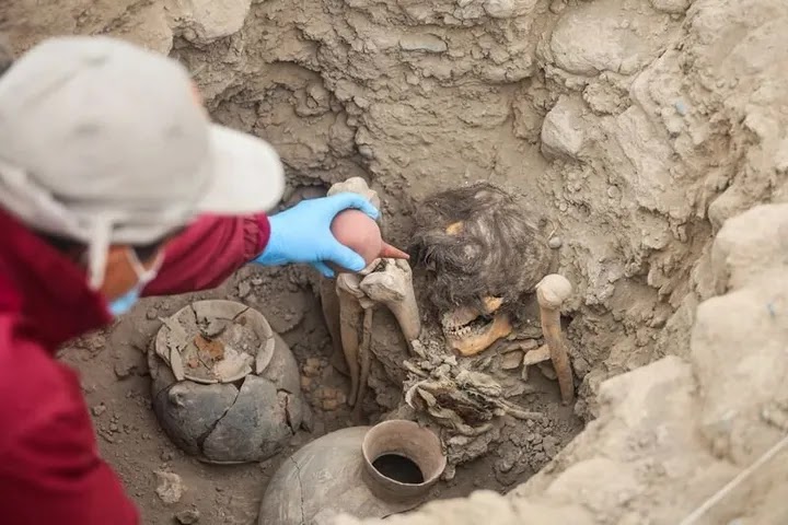 Αρχαιολόγοι ανακάλυψαν μούμια 1.000 ετών στο Περού: Τα μαλλιά της ήταν άθικτα