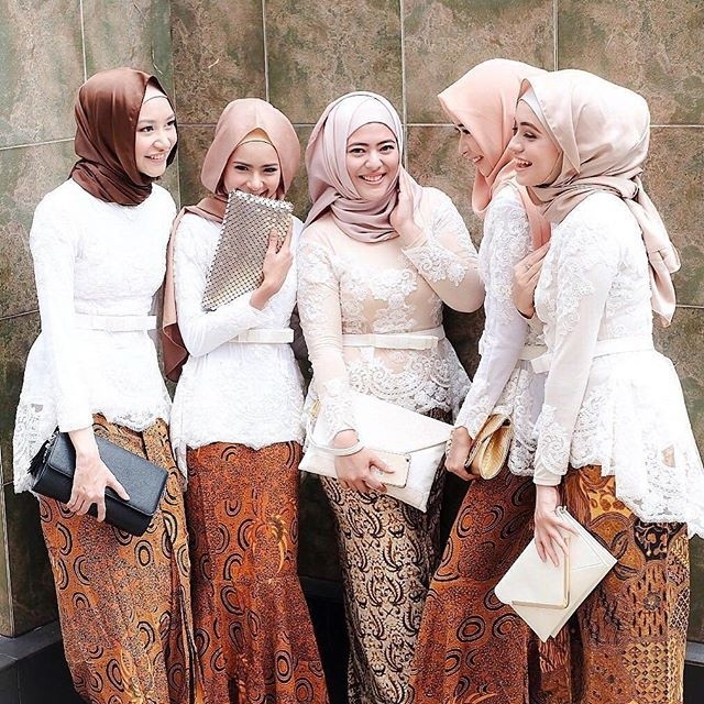 Model Kebaya Putih Hijab Rok Batik Solo - Inspirasi Kebaya 