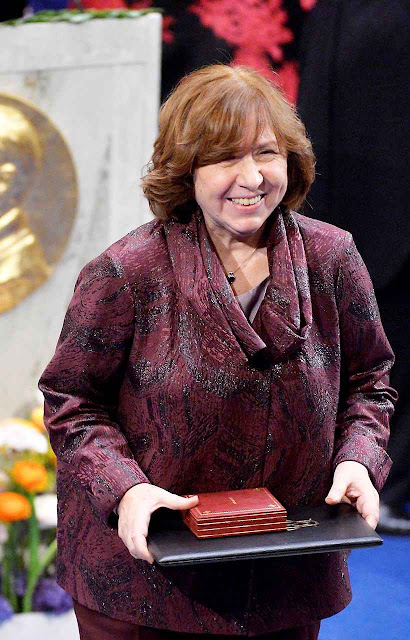 Svetlana Aleksiévich recebendo o Premio Nobel.