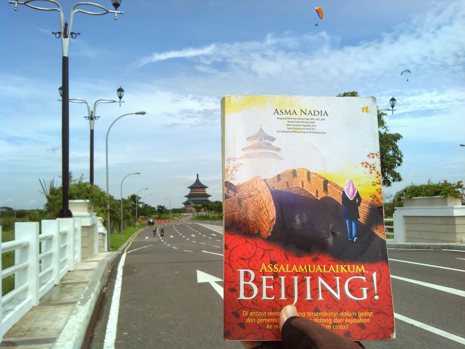 Traveltainment: Assalamualaikum Beijing: Antara Film dan Novel