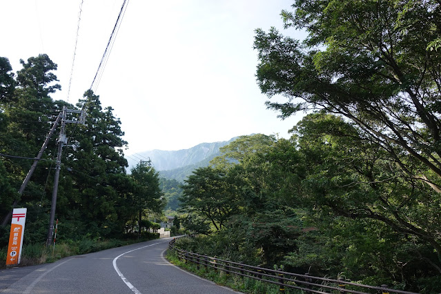 南光河原駐車場に向かう大山環状道路からの大山の眺望