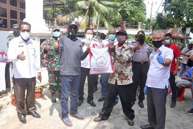 Benhur Tomi Mano Serahkan Bantuan Presiden ke Masyarakat Terdampak Covid 19 di Kota Jayapura