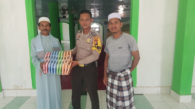 Polsek Kabun Bagikan Sandal keseluruh Masjid di Kecamatan Kabun