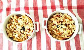 Crumble pêches abricots myrtilles cannelle