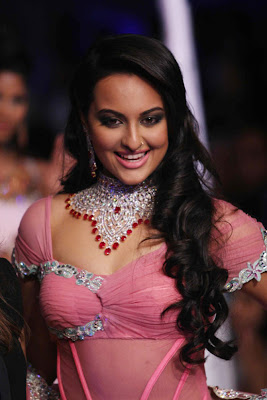 Sonakshi Sinha cleavage