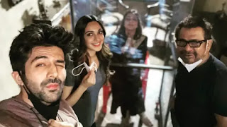 kartik-aaryan-welcome-tabu-on-the-set-of-bhool-bhulaiyaa-2-shoot-brings-her-own-z-plus-bio-bubble