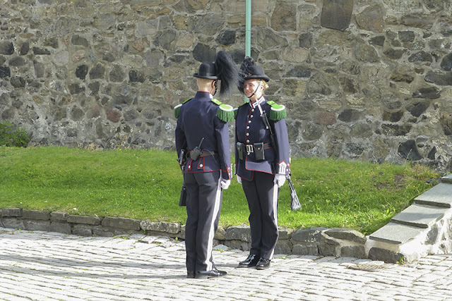 Soldados noruegos en el cambio de la guardia.