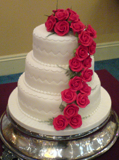 decorating wedding cakes with fresh flowers