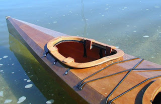 Hombre construye un kayak personalizado para que sus perros puedan acompañarlo en sus aventuras