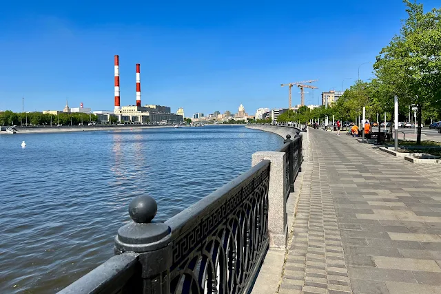 Новодевичья набережная, Москва-река