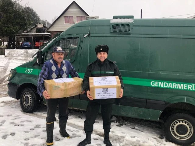 700 kilos de alimentos dona Gendarmería de Los Lagos a campamentos y hogares