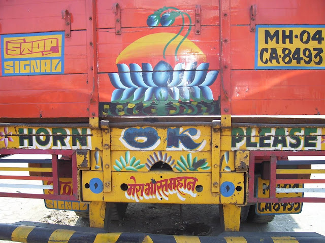 Hầu hết các xe tải ở Ấn Độ đều có dòng chữ "Horn OK Please”(Xin hãy bấm còi) hay “Blow Horn" (Bấm còi). Đây là một tín hiệu cho người lái xe phía sau bấm còi trước khi vượt qua những chiếc xe tải trên đường. Bấm còi là cũng có thể coi là một "đặc sản" của Ấn Độ. Khi bạn ra đường, bạn sẽ nghe thấy tiếng còi inh ỏi ở khắp mọi nơi trên đất nước này.